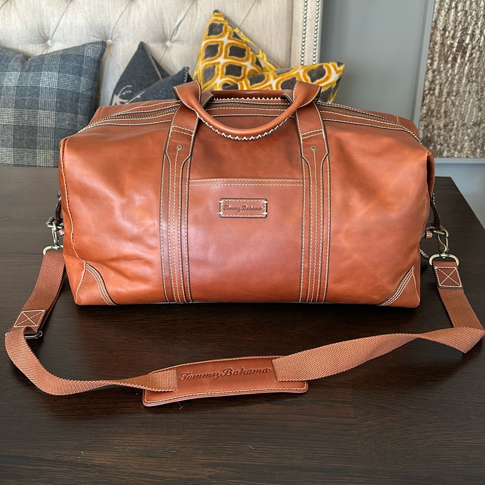 Tommy Bahama 20” Leather Duffel Bag VG Condition